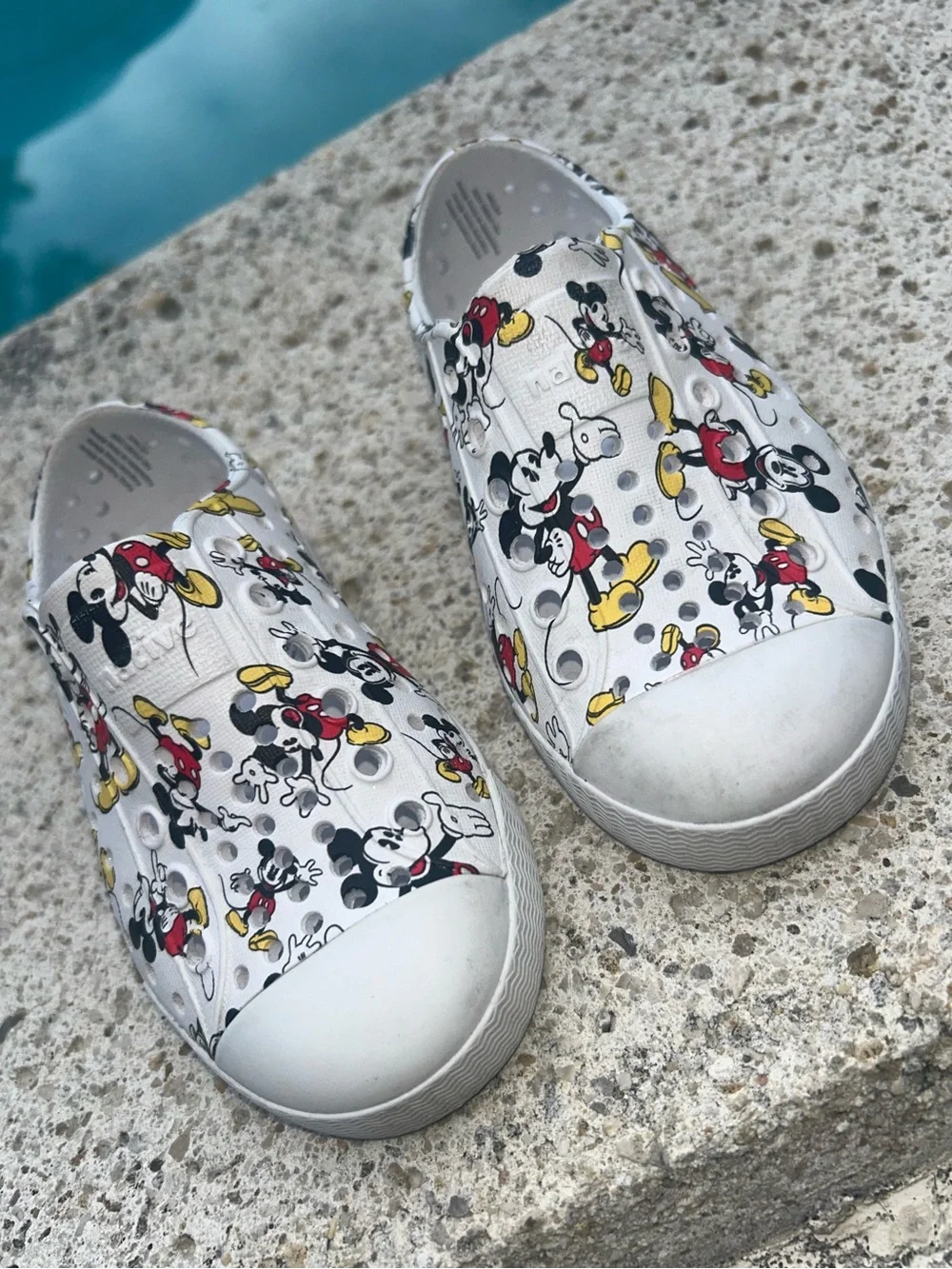 Disney x Native Jefferson slip-on shoes kid baby size 7 Mickey Mouse print white